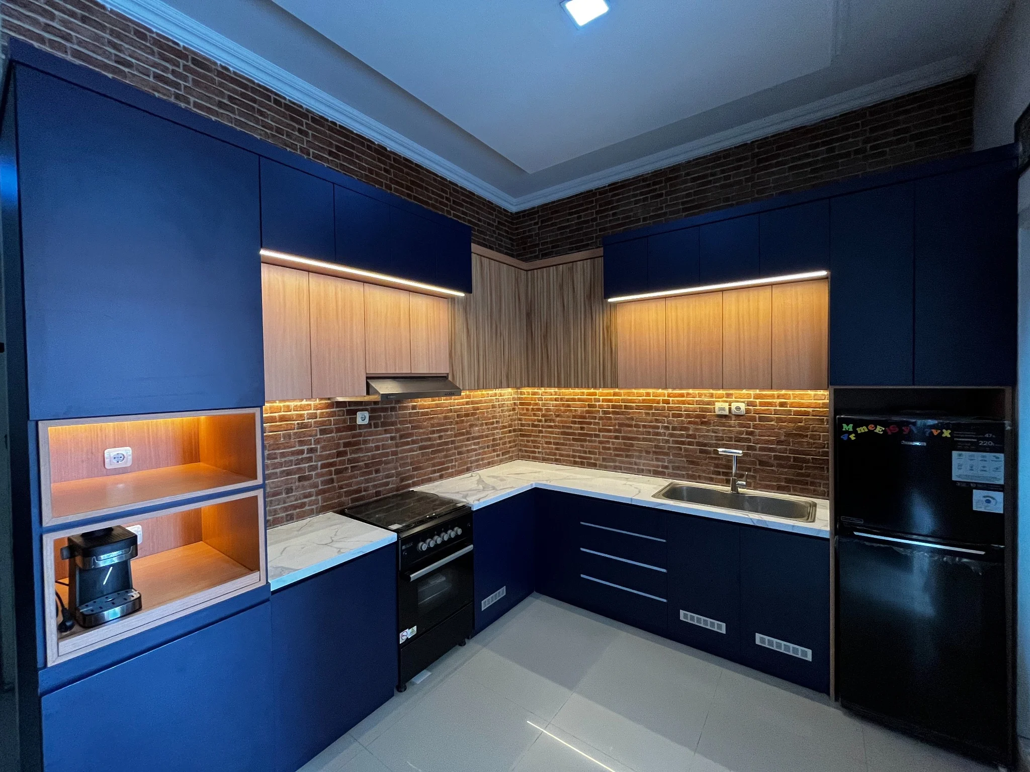 Kitchen set custom navy dan motif kayu, proyek Ibu Dini di Babelan Bekasi