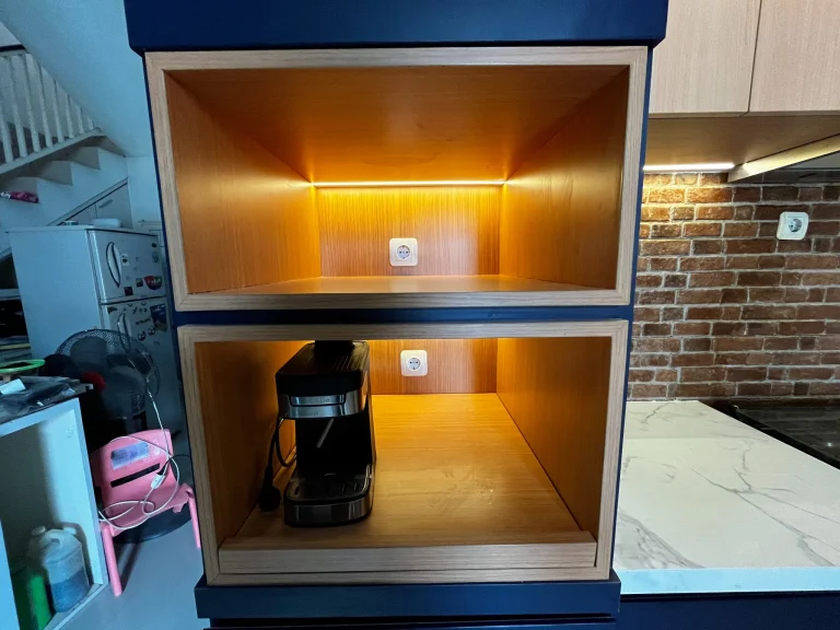 Rak penyimpanan terbuka dengan lampu LED pada kitchen set.