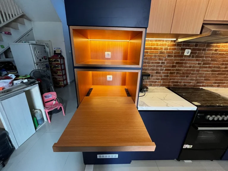 Kabinet kitchen set dengan rak tarik dan pencahayaan interior.