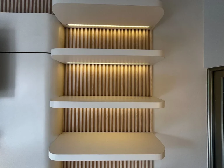 Rak pajangan LED dengan panel slat kayu vertikal.