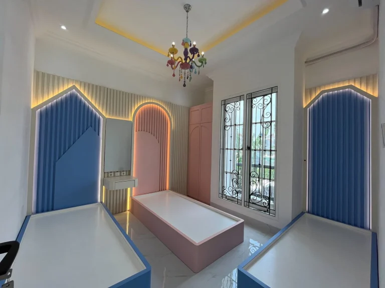 Interior kamar dengan panel dekoratif dan pencahayaan hangat.