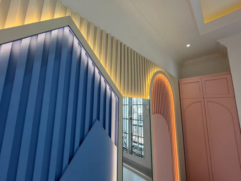 Panel dekoratif kamar warna biru dengan pencahayaan LED.