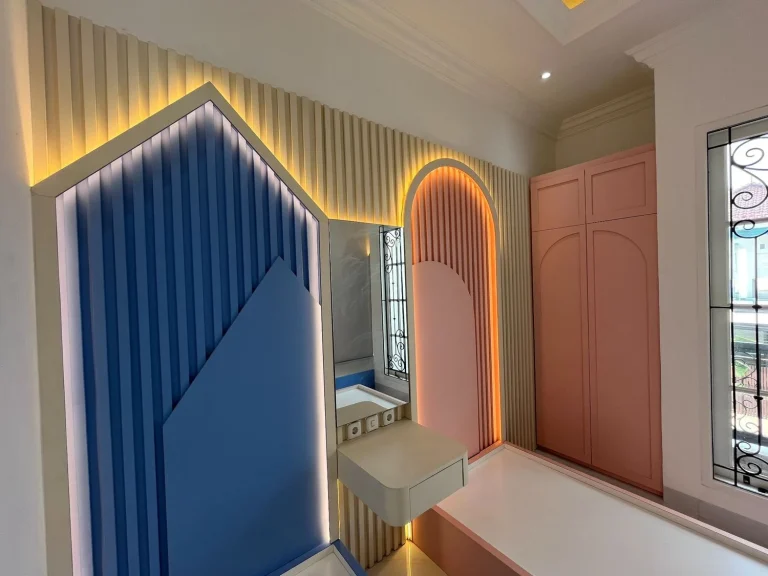 Kabinet penyimpanan custom dengan rak terbuka.