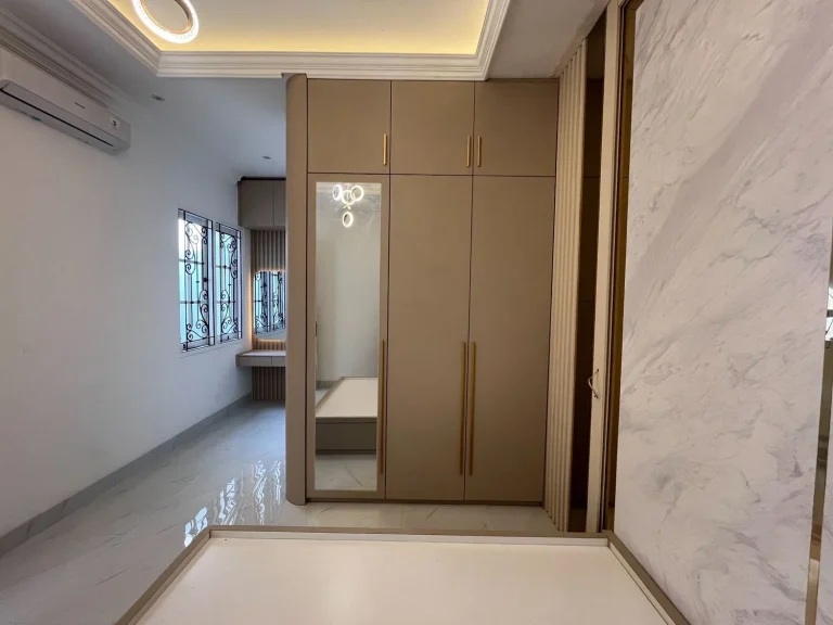 Interior kamar dengan wardrobe dan kabinet custom modern.