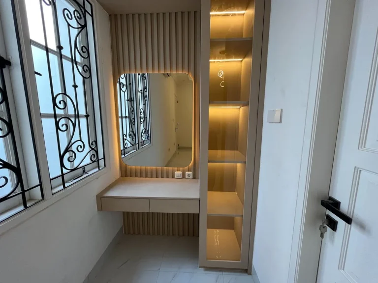 Interior kamar dengan panel dekoratif dan lampu LED hangat.