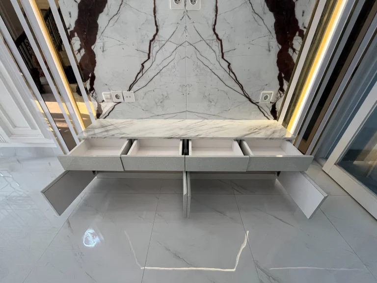 Kabinet TV bawah custom dengan penyimpanan minimalis.
