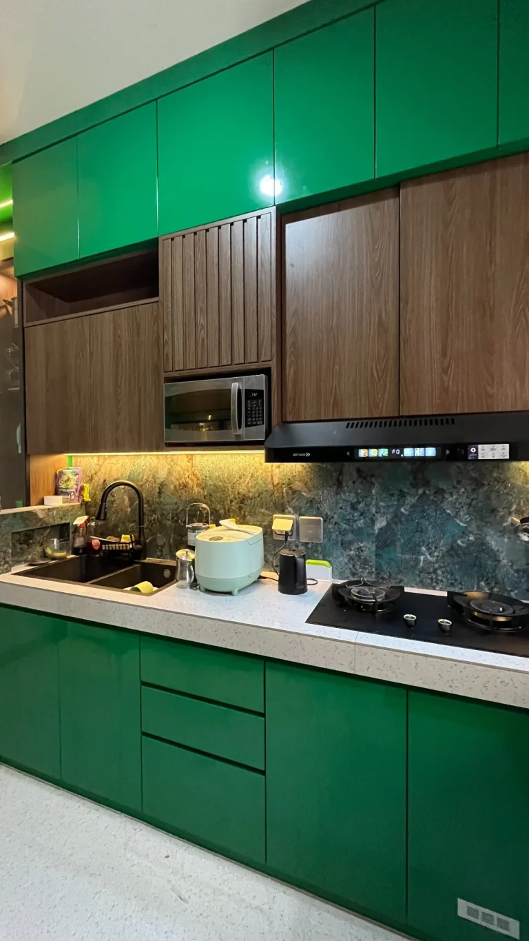 Area kompor dan cooker hood pada kitchen set custom motif kayu.