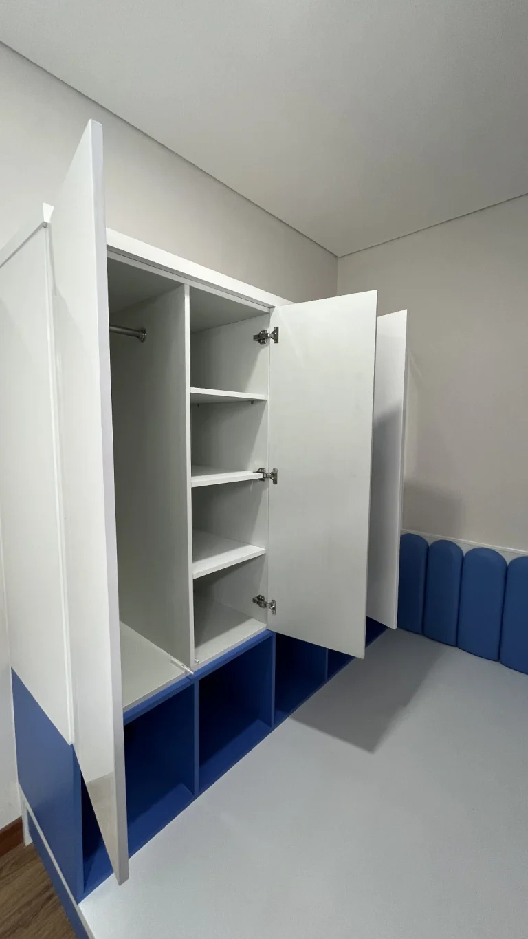 Rak penyimpanan terbuka dengan kombinasi putih dan biru.