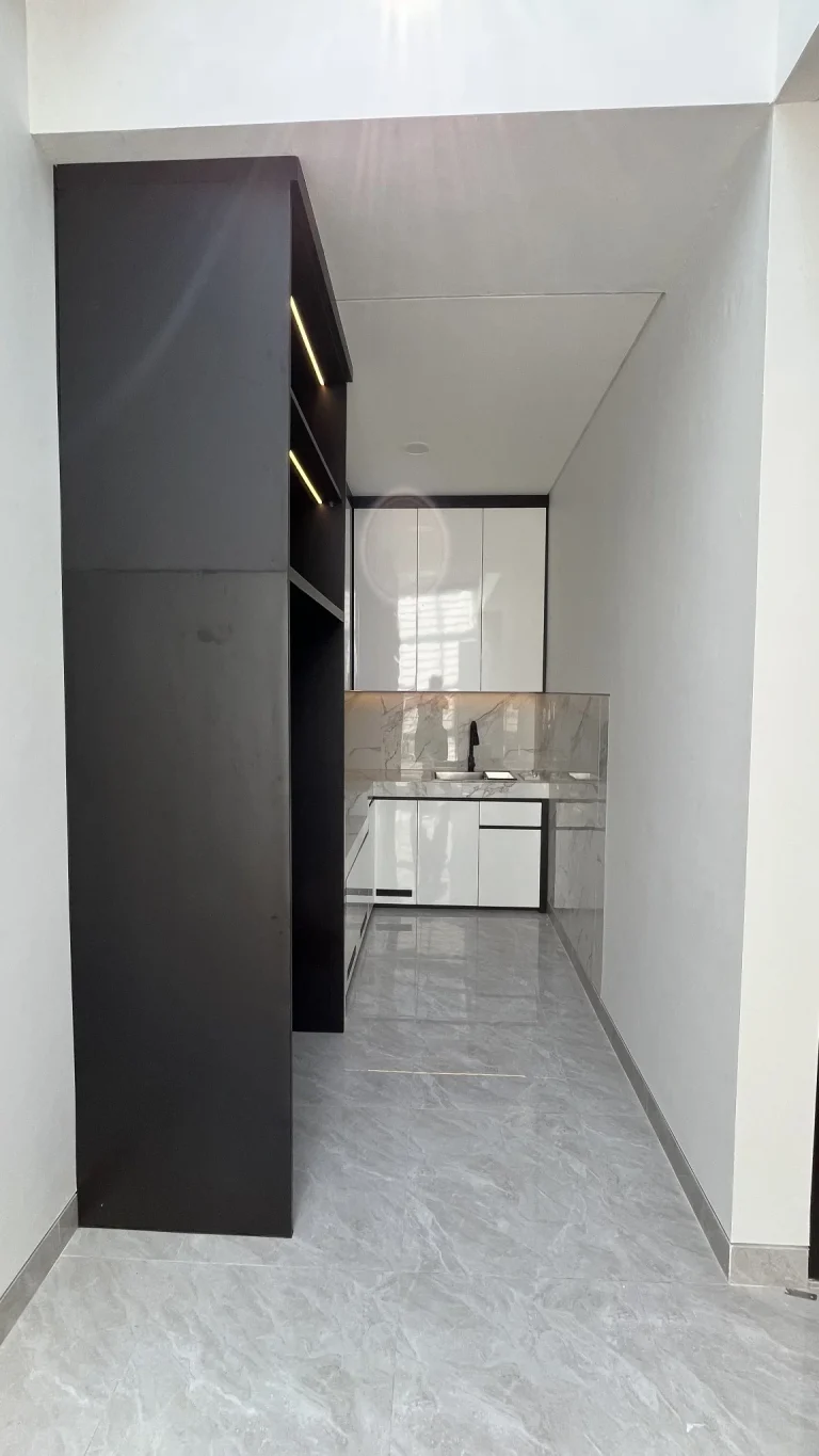Kabinet penyimpanan tinggi yang menyatu dengan area dapur.