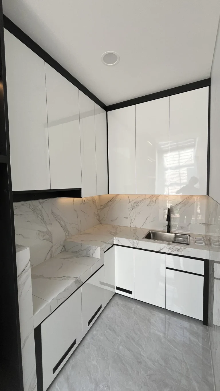 Detail backsplash marmer dan kabinet atas kitchen set.