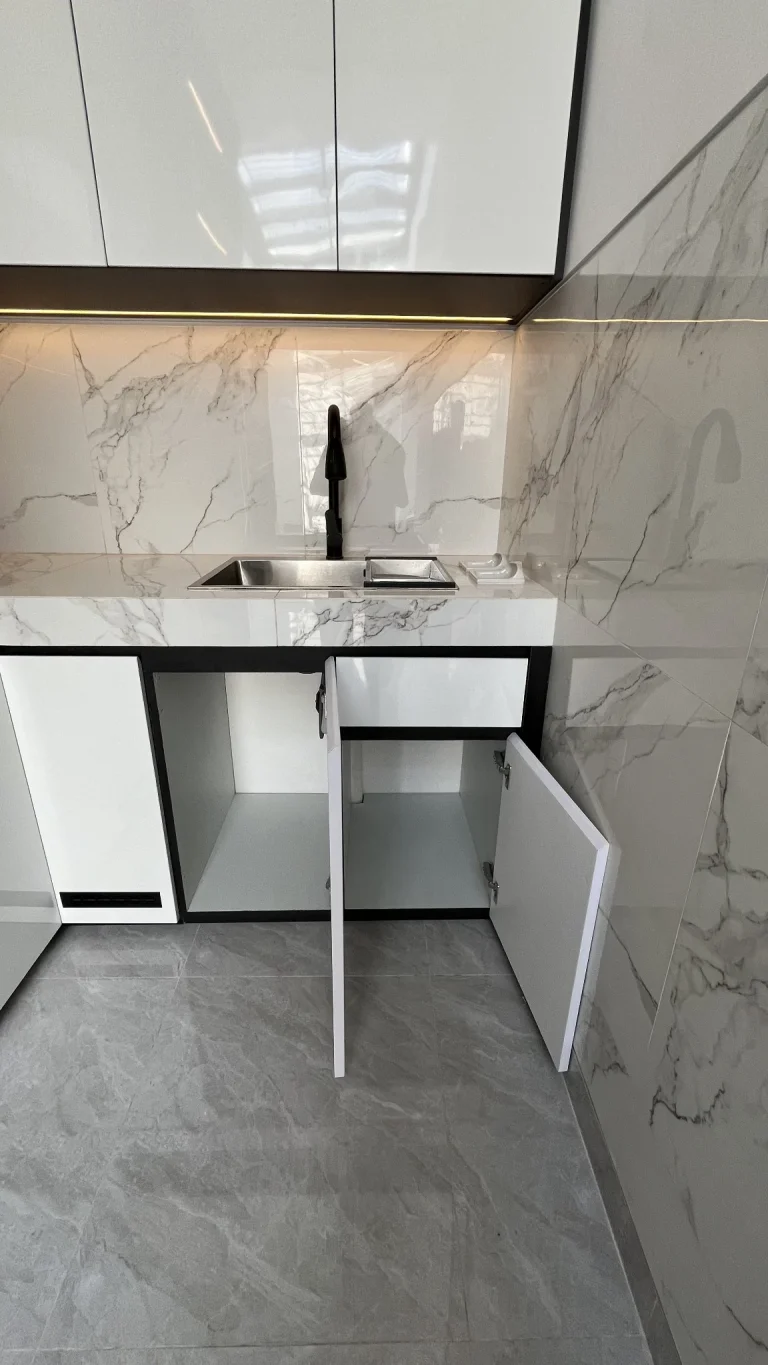 Detail kabinet bawah dan area countertop motif marmer.
