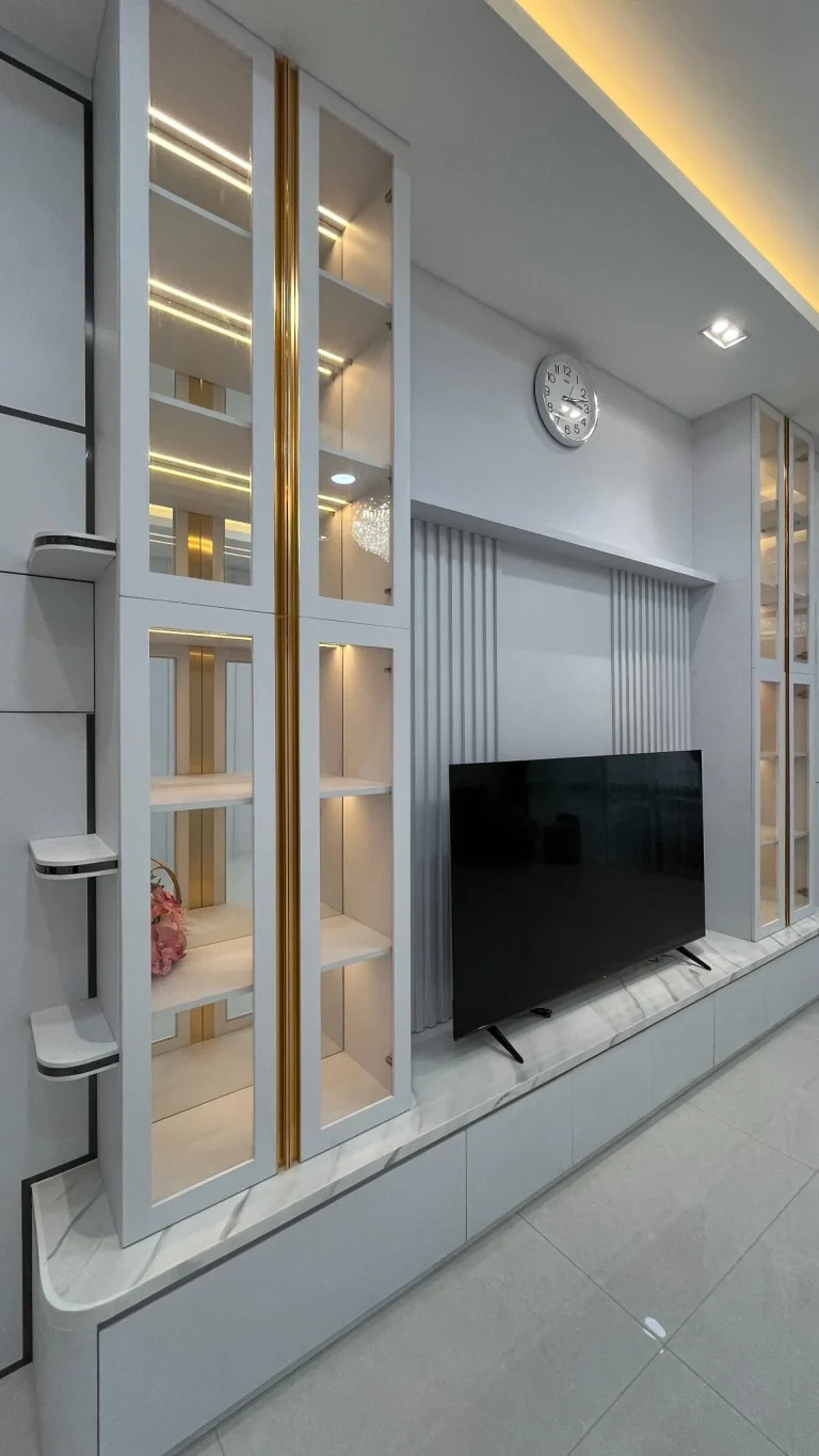 Kabinet TV putih abu-abu dengan rak pajangan berlampu.